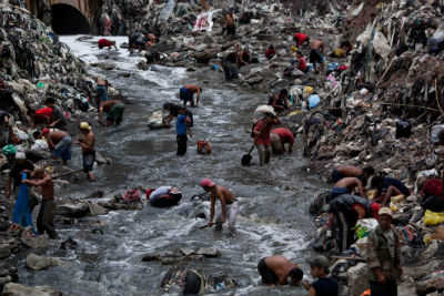 Guatemalans mining for metals or recyclables they can sell from Guatemala City's garbage dump. Photo: Rodrigo Abd, Associated Press photographer, The Boston Globe