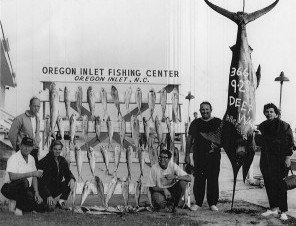 Capt. Lee Perry is kneeling on the left. That's his first mate Snookie Johnson next to him. Photo: deepwatermanteo.com
